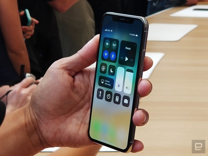 iPhone X chỉ còn hai màu, bạc Silver và ghi xám Space Gray, không còn màu vàng, đen bóng, đỏ hay trắng như các thế hệ trước. Cả hai phiên bản đều có mặt lưng kính được cho là có độ bền tốt nhất trên điện thoại hiện nay, riêng khung viền bao quanh vẫn là kim loại.