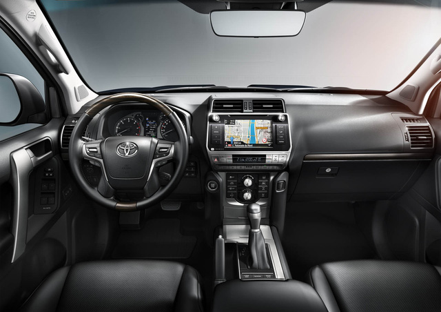 Tương tự ngoại thất, nội thất của Toyota Land Cruiser Prado 2018 cũng được 