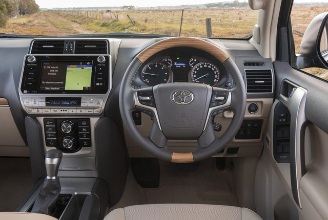 Hệ thống thông tin giải trí của mẫu SUV này đi kèm màn hình cảm ứng 8 inch mới. Màn hình được đặt ở vị trí thấp hơn trước nhằm tăng tầm nhìn ra ngoài cho người lái.