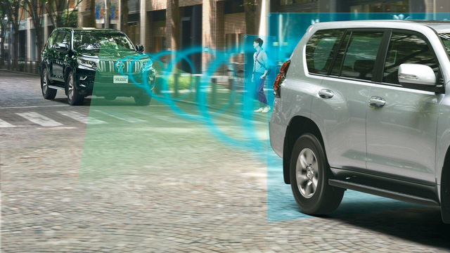 Về an toàn, Land Cruiser Prado 2018 được trang bị hệ thống Toyota Safety Sense với những công nghệ tránh va chạm sớm, phát hiện người đi bộ, kiểm soát hành trình thích ứng, đèn pha tự động và cảnh báo chuyển làn đường. Đó là chưa kể đến hệ thống giám sát áp suất lốp nâng cấp, cảnh báo giao thông phía sau và phát hiện điểm mù.