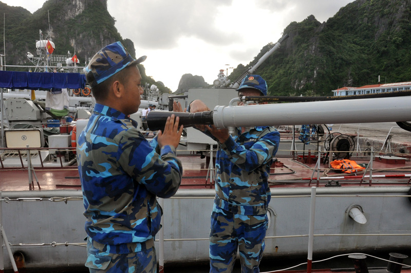 Cán bộ, chiến sĩ tàu HQ 201, Hải đội 7, Lữ đoàn 170 Hải quân tổ chức bảo quản vũ khí, thiết bị của đơn vị