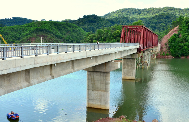 Cây cầu giàn thép thôn Đồng Châu bắc ngang qua con sông Tiên Yên đã dần hoàn thành