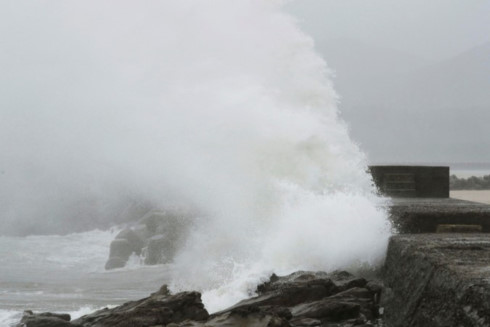 Bão Talim gây sóng to, gió lớn tại những vùng biển bão đi qua. Ảnh: AP