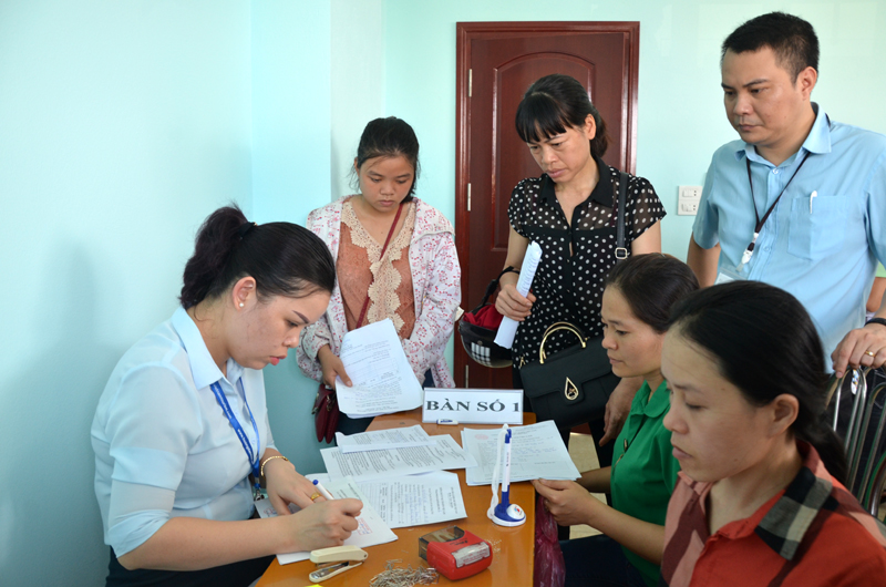 Cán bộ trung tâm dịch vụ việc làm tỉnh trả quyết định trợ cấp thất nghiệp cho người lao động công ty Everbest Việt Nam tại Cẩm Phả