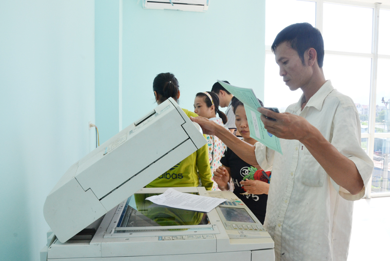 Bố trí 2 máy photocopy ngay tại trụ sở Trung tâm dịch vụ việc làm tỉnh chi nhánh Cẩm Phả để thuận tiện hơn cho người lao động trong giải quyết thủ tục trợ cấp thất nghiệp