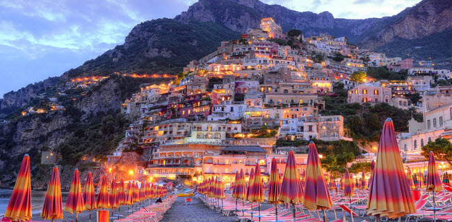 Positano, Italia: Từ những chiếc ô nhiều màu sắc trên bãi biển và khu vườn xanh mướt cho tới các ngôi nhà màu trắng trên vách núi nhìn xuống biển, địa điểm dọc bờ biển Amalfi là nơi gần nhất du khách có thể tìm thấy thiên đường.