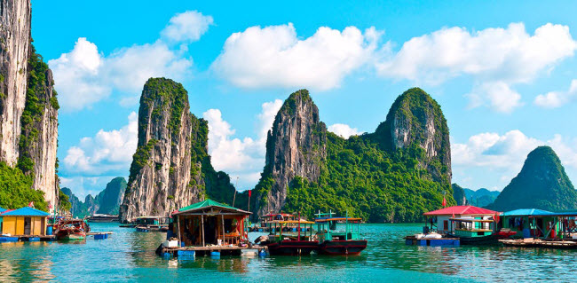 Vịnh Hạ Long, Việt Nam: Nước xanh màu ngọc bích, những hòn đảo đá vôi và làng chài nổi độc đáo, Vịnh Hạ Long là địa điểm du lịch được yêu thích nhất ở Việt Nam.