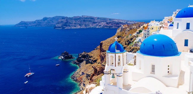 Santorini, Hi Lạp: Hòn đảo này nổi tiếng với những ngôi nhà tường trắng và nước biển trong xanh.