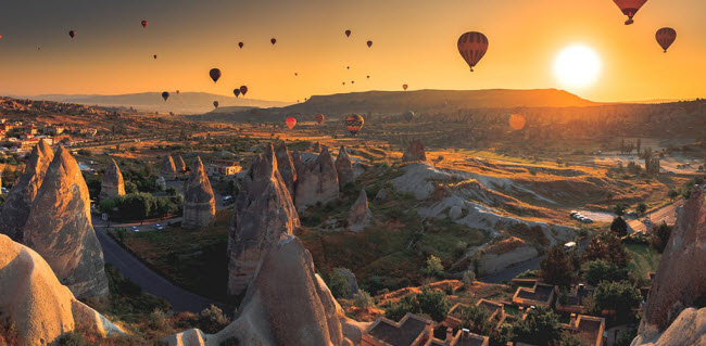 Cappadocia, Thổ Nhĩ Kỳ: Khinh khí cầu là phương tiện lý tưởng nhất để chiêm ngưỡng phong cảnh núi non hùng vĩ ở đây.