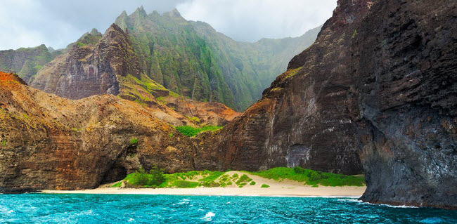 Kauai, Hawaii: Bờ biển Na Pali trên đảo Kauai gây ấn tượng với những vách núi xanh mướt, thung lũng tươi tốt và bãi biển hoang sơ.