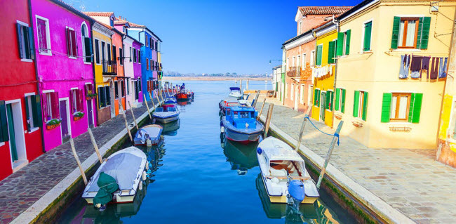 Burano, Italia: Là một trong những địa điểm sắc màu nhất trên Trái đất, hòn đảo nhỏ ở Venice trông như một tác phẩm nghệ thuật.