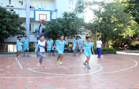 VĐV Phạm Thị Huệ luyện tập cùng các em ở đội tuyển trẻ của Trung tâm Huấn luyện và Thi đấu TDTT tỉnh 