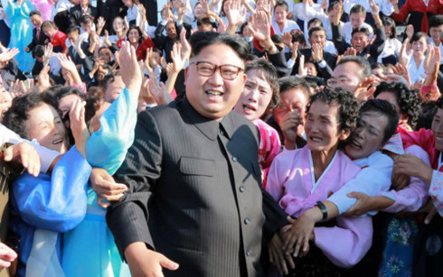 Nhà lãnh đạo Triều Tiên Kim Jong-un gặp gỡ người dân trong một bức ảnh KCNA công bố ngày 12/9/2017.