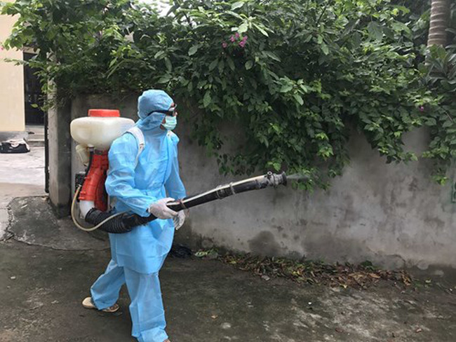 Phun thuốc diệt muỗi tại quận Hai Bà Trưng phòng, chống sốt xuất huyết. Ảnh: Báo Quân đội nhân dân.