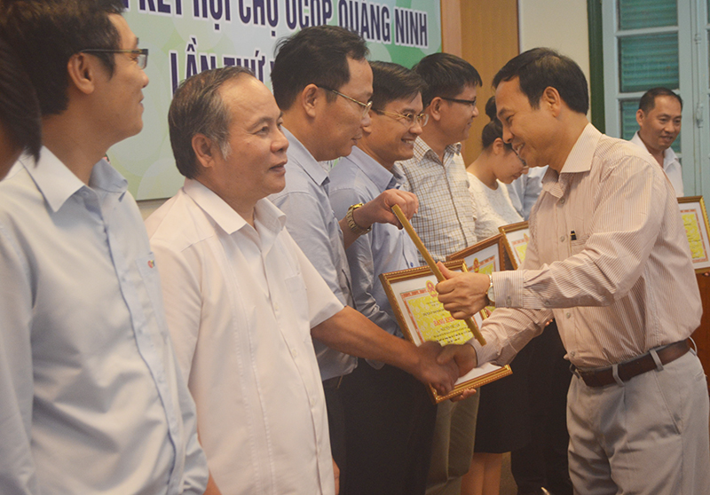 Đồng chí Đặng Huy Hậu, Phó Chủ tịch Thường trực UBND tỉnh trao tặng bằng khen cho các cá nhân có thành tích xuất sắc trong công tác tổ chức hội chợ