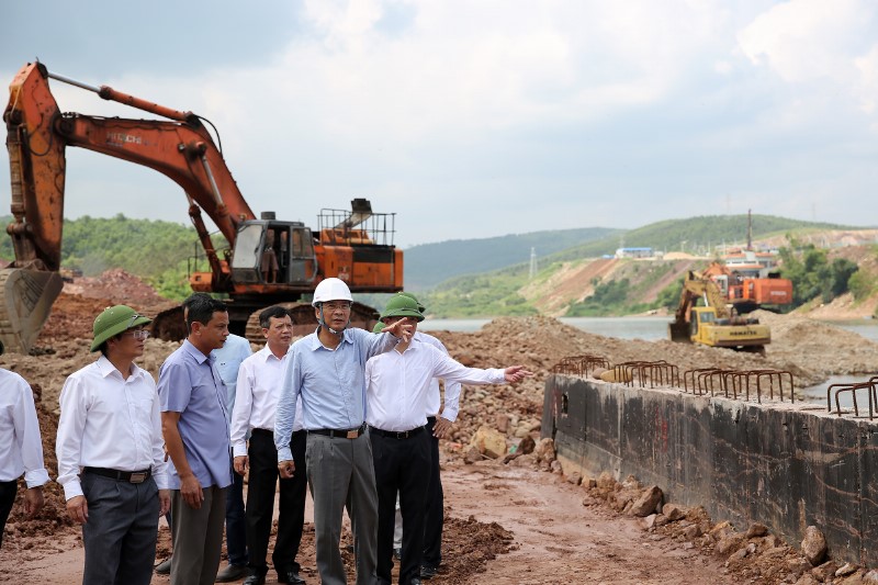 Bí thư Tỉnh ủy Nguyễn Văn Đọc kiểm tra tiến độ thi công Dự án cầu phao tạm Km3+4, cảng ICD Thành Đạt.