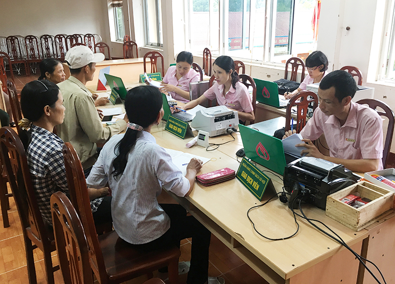 Cán bộ NHCSXH huyện Hoành Bồ giải ngân vốn tại xã Đồng Lâm