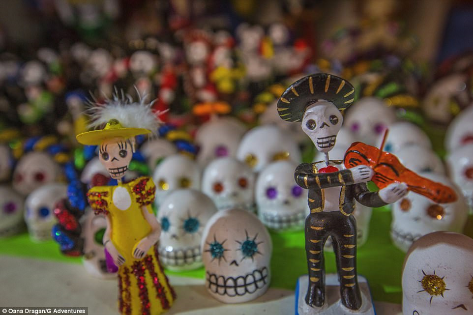 Mexico: Cuối tháng 10 là thời gian diễn ra lễ hội Halloween tại các nước phương Tây và Mỹ. Thời gian này tại Mexico cũng diễn ra một lễ hội tương tự là Día de Los Muertos, lễ hội dành cho người chết. Lễ hội bắt nguồn từ văn hóa của người Aztec, nhằm tưởng nhớ về người quá cố thông qua việc làm những chiếc kẹo đường hình đầu lâu, mặc những bộ trang phục ma quái và tổ chức ăn uống trong suốt 3 ngày. Ngoài ra, họ còn đến bên mộ người thân, trang trí bằng hoa cúc, nến sau đó cùng nhau ăn uống vui vẻ. Ảnh: Oana Dragan/G Adventures.