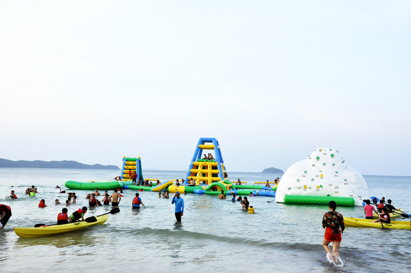 Cô Tô Park ở bãi biển Hồng Vàn thu hút đông khách du lịch.