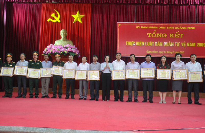 Đồng chí Vũ Thị Thuy Thuỷ, Phó Chủ tịch UBND tỉnh trao Bằng khen của UBND tỉnh cho các tập thể, cá nhân có thành tích xuất sắc trong thực hiện Luật DQTV.