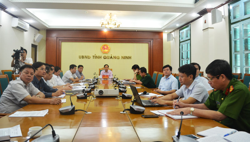 đồng chí Đặng Huy Hậu, Phó Chủ tịch Thường trực UBND tỉnh yêu cầu các địa phương, sở ngành chủ động ứng phó bão số 10
