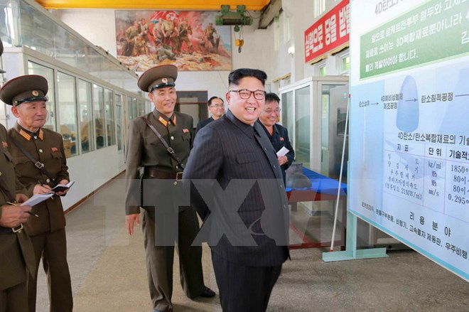 Nhà lãnh đạo Triều Tiên Kim Jong-un (phải) trong một chuyến thăm Viện vật liệu hóa chất thuộc Học viện công nghệ quốc phòng. (Nguồn: Yonhap/TTXVN)