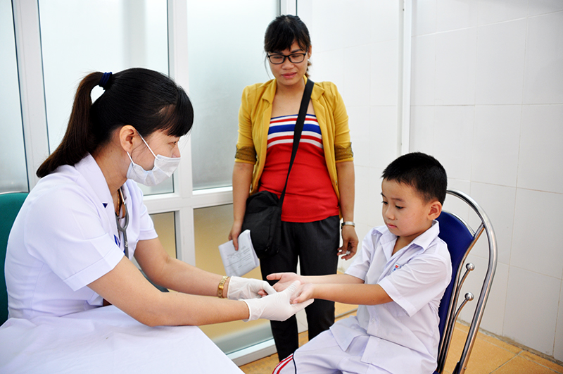 Bác sĩ Trung tâm Y tế dự phòng khám, chuẩn đoán bệnh cho trẻ nhỏ.