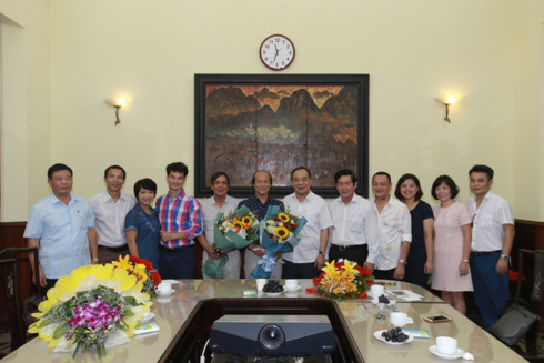 Lãnh đạo Bộ VH-TT&DL trao quyết định nghỉ hưu cho ông Nguyễn Thế Vinh vào sáng ngày 13/9. Ảnh: Nhà hát kịch Việt Nam