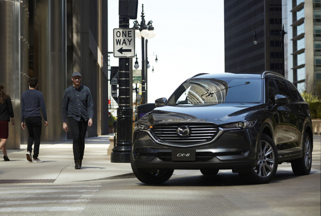 Trong khi mọi sự chú ý đang tập trung vào triển lãm Frankfurt 2017, hãng Mazda lại trung mẫu crossover 3 hàng ghế CX-8 hoàn toàn mới ra thị trường quê nhà Nhật Bản.