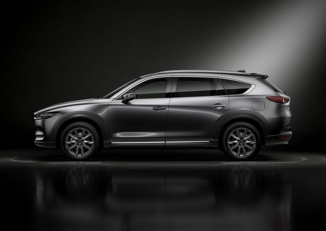 Nhìn từ bên sườn, Mazda CX-8 cho cảm giác dài hơn CX-5. Quả thực, Mazda CX-8 sở hữu chiều dài tổng thể 4.900 mm, nhỉnh hơn 350 mm so với CX-5. Thêm vào đó là chiều rộng 1.840 mm và cao 1.730 mm. Riêng chiều dài cơ sở của Mazda CX-8 lại đạt ở con số 2.930 mm, ngang ngửa CX-9.