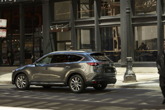 Sự khác biệt rõ nhất của Mazda CX-8 được thể hiện rõ ràng nhất ở kiểu dáng cửa sổ bên sườn. Thiết kế cửa sổ này không giống Mazda CX-5 hay CX-9.