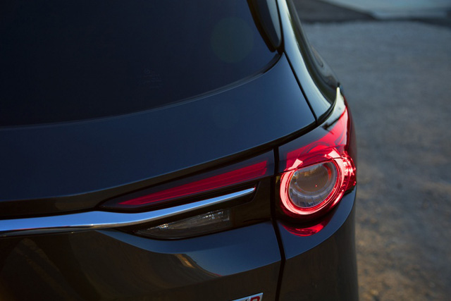 Trong khi đó, phần đuôi của Mazda CX-8 lại chịu nhiều ảnh hưởng từ CX-9 với cụm đèn hậu quen thuộc và dải crôm nối giữa.