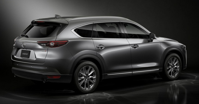 Chắn bùn bên dưới của Mazda CX-8 đã được thay đổi một chút và đi kèm 2 ống xả hình tròn.