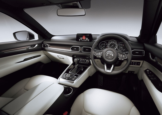 Bên trong Mazda CX-8 cũng có không ít điểm tương đồng với CX-5 như thiết kế bảng táp-lô, cửa gió điều hòa và cụm điều khiển trung tâm. Những chi tiết tạo cảm giác quen thuộc khác bao gồm vô lăng, hệ thống thông tin giải trí MZD với màn hình cảm ứng 7 inch, nút chỉnh điều hòa và giao diện Commander Control cùng màn hình hiển thị thông tin trên kính chắn gió.