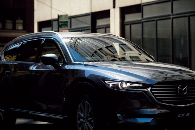 "Trái tim" của Mazda CX-8 là động cơ diesel SkyActiv-D, tăng áp, dung tích 2,2 lít, đồng hành với hộp số tự động SkyActiv-Drive 6 cấp. Động cơ này lấy từ Mazda CX-5 nhưng được nâng cấp lên công suất tối đa 188 mã lực và mô-men xoắn cực đại 450 Nm. Hai con số tương ứng của Mazda CX-5 là 173 mã lực và 420 Nm.