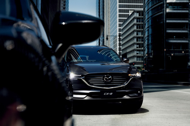 Về an toàn, Mazda CX-8 có hệ thống i-Activsense, bao gồm hỗ trợ phanh thông minh trong thành phố, đèn pha LED thích ứng, cảnh báo chuyển làn đường, cảnh báo giao thông phía sau và phát hiện điểm mù.