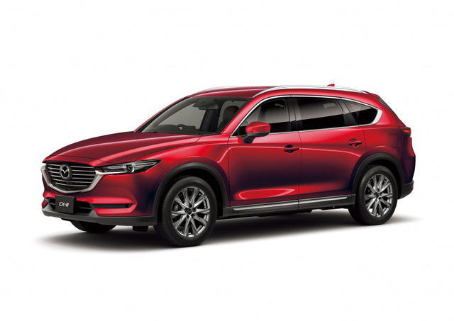Tại Nhật Bản, Mazda CX-8 có 7 tùy chọn màu sơn ngoại thất, trong đó có xám Machine Gray và đỏ Soul Red Crystal. Giá xe dao động từ 3,2 - 4,2 triệu Yên, tương đương 659 - 865 triệu Đồng.