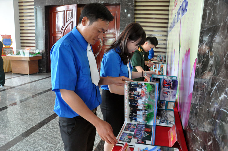 ĐVTN xem  album ảnh của các tổ chức đoàn thuộc TCT Đông Bắc 