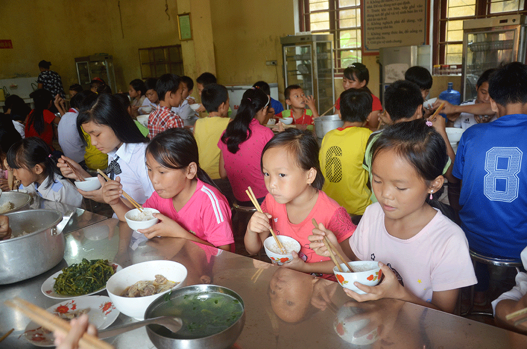 Bữa ăn bán trú của học sinh Trường TH&THCS Đồng Sơn