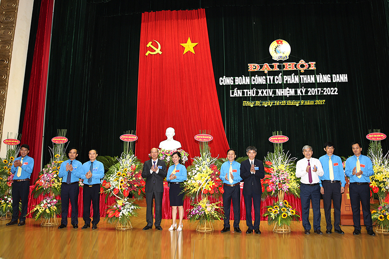 Lãnh đạo Tổng LĐLĐ Việt Nam, LĐLĐ tỉnh, Công đoàn và Tập đoàn Công nghiệp Than-Khoáng sản Việt Nam tặng hoa chúc mừng Đại hội. 