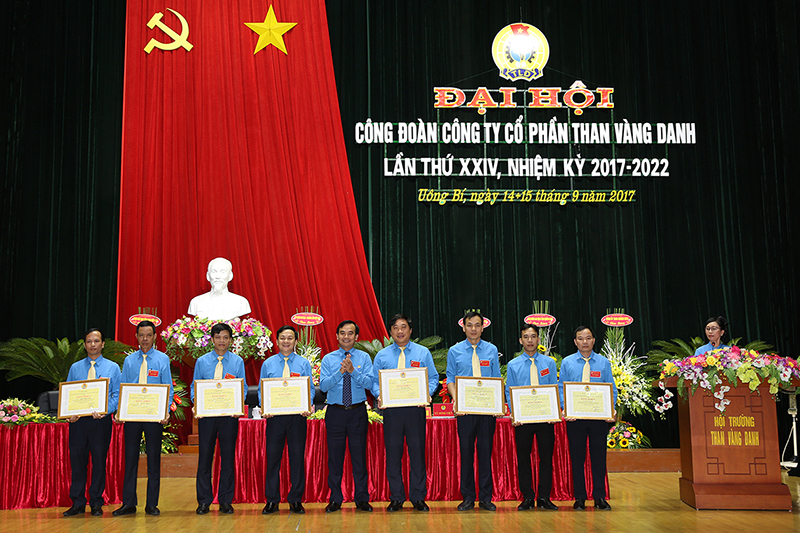 Lãnh đạo LĐLĐ tỉnh, Công đoàn Than-Khoáng sản Việt Nam tặng bằng khen cho các tập thể, cá nhân có thành tích xuất sắc.