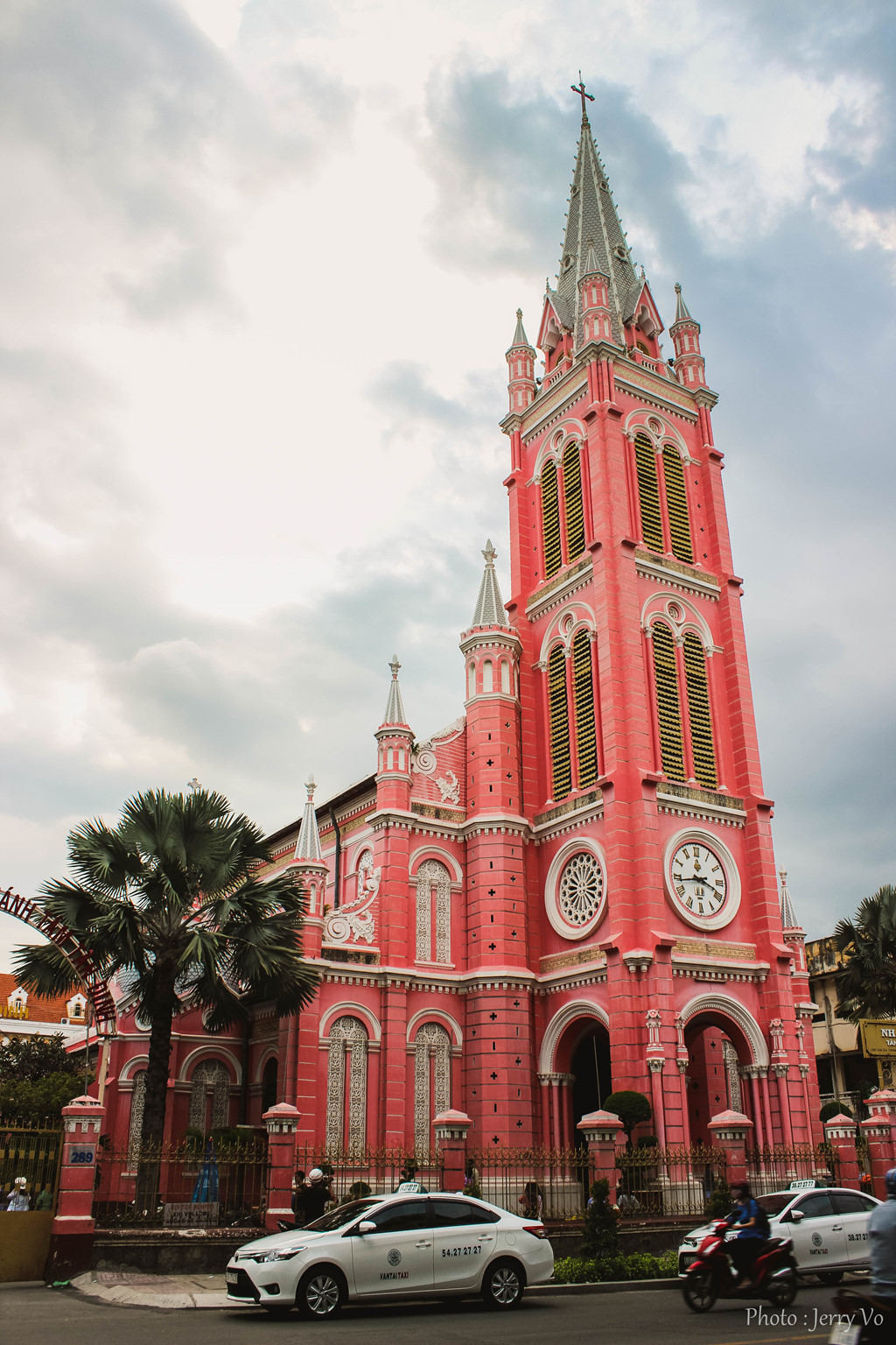 Mang màu sắc dễ thương và những nét kiến trúc cổ kính, nhà thờ màu hồng nằm ở 289 Hai Bà Trưng, phường 8, quận 3 là điểm đến yêu thích của giới trẻ Sài thành nói riêng và du khách nói chung.