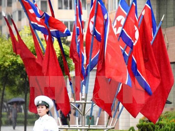 Quốc kỳ Triều Tiên tung bay trên một được phố ở thủ đô Bình Nhưỡng. (Nguồn: Kyodo/TTXVN)