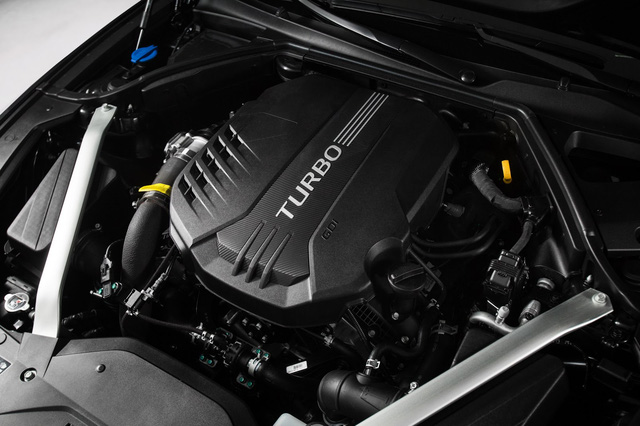 Hai con số tương ứng của động cơ V6, tăng áp kép, dung tích 3,3 lít là 365 mã lực và 376 lb-ft. Đây là động cơ dùng chung với mẫu xe thể thao Kia Stinger 2018.