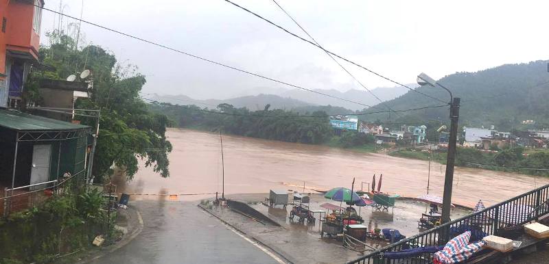 Đường tràn thị trấn Ba Chẽ ngập hoàn toàn dưới mực nước sông Ba Chẽ (ảnh chụp sáng ngày 16/9) Ảnh: CTV Hoàng Thảo)