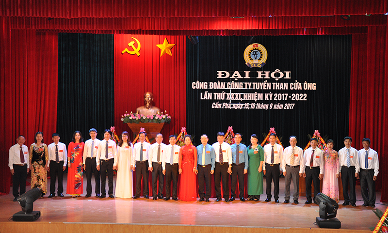 Các đồng chí lãnh đạo LĐLĐ tỉnh, Công đoàn Than-Khoáng sản Việt Nam chúc mừng BCH Công đoàn Công ty khóa XXXI ra mắt,