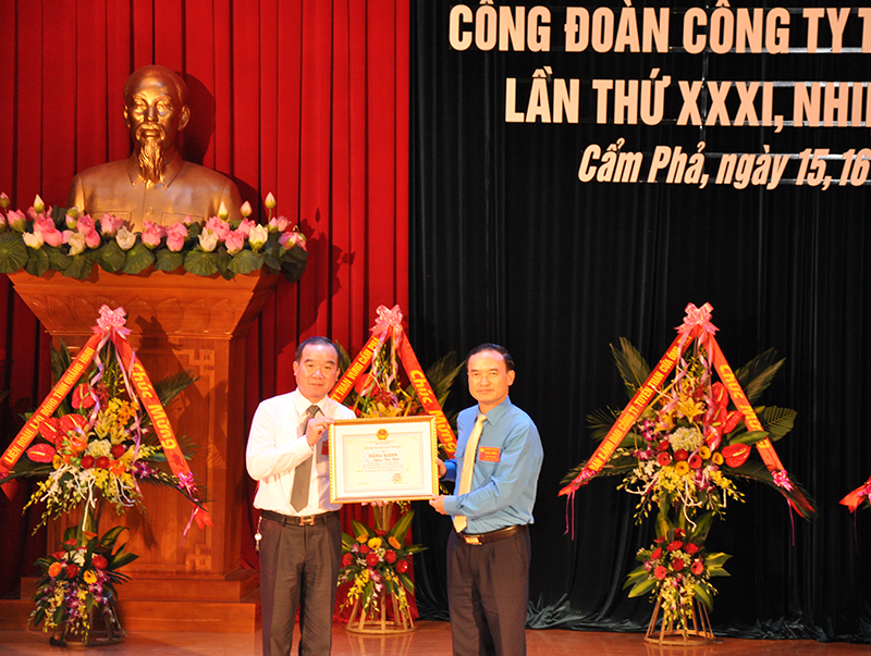 Đồng chí Trần Danh Chức, Chủ tịch LĐLĐ tỉnh trao tặng bằng khen của Bộ Công thương cho đồng chí Đặng Văn Khôi, Giám đốc Công ty Tuyển than Cửa Ông.