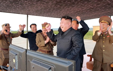 Nhà lãnh đạo Triều Tiên Kim Jong-un ăn mừng vụ phóng tên lửa thành công. Ảnh: AP