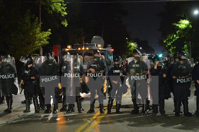 Cảnh sát triển khai để ngăn chặn người biểu tình quá khích tại St. Louis, Missouri. (Nguồn: AFP/TTXVN)