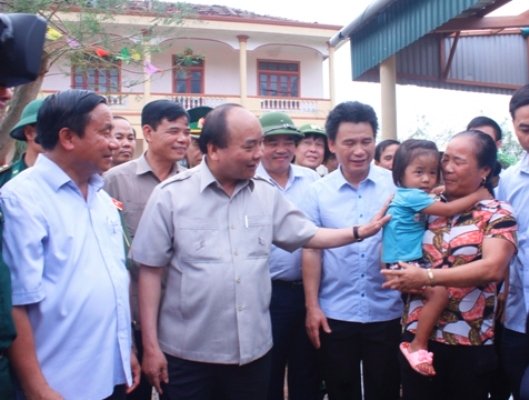 Thủ tướng Chính phủ Nguyễn Xuân Phúc thăm hỏi, động viên người dân sau bão.